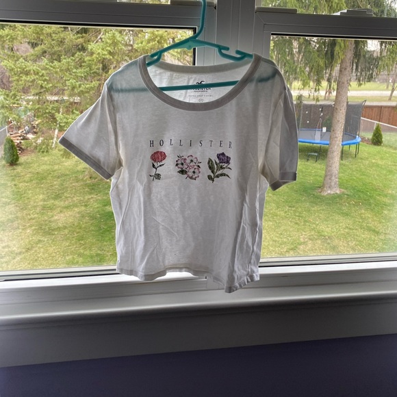 Hollister white crop top with flowers - Picture 1 of 3
